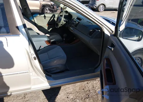 2003 Toyota Camry Xle z USA, uszkodzony, nr VIN 4T1BE32K23U181217